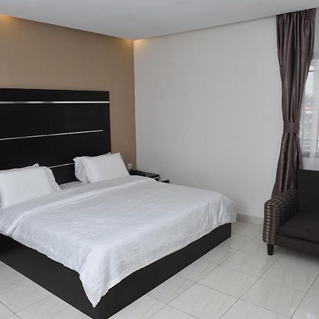 Urban Metro Inn Лагос Экстерьер фото
