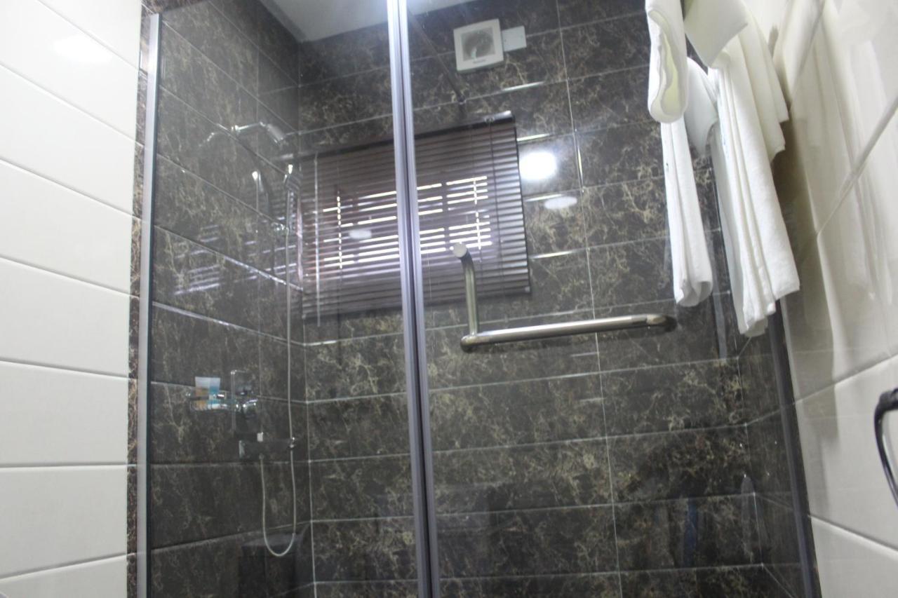 Urban Metro Inn Лагос Экстерьер фото